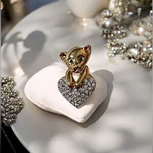 🆕Vintage Puccini 22kt Gold plated brooch, sweet green eyed cat w/pavé heart 🤍🐈